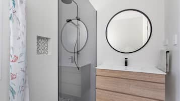 Regadera, toallas, jabón, papel de baño