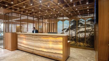 Minibar (con algunos artículos gratuitos), caja fuerte, cortinas opacas