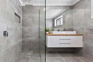 Regadera, secadora de cabello, toallas, jabón 