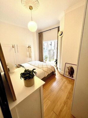 1 habitación, tabla de planchar con plancha, internet y ropa de cama