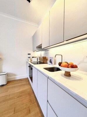 Fridge, oven, stovetop, dishwasher