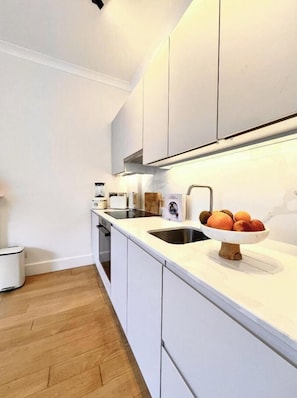 Fridge, oven, stovetop, dishwasher