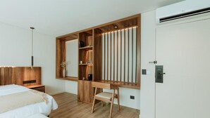 Un dormitorio moderno con un armario de madera, una mesita de noche, una silla y un ventanal con persianas.