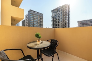 Outdoor dining - Urban Sanctuary Studio w/ Pool, Gym and Playground (Dubai)