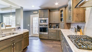 House (3 Bedrooms) | Interior