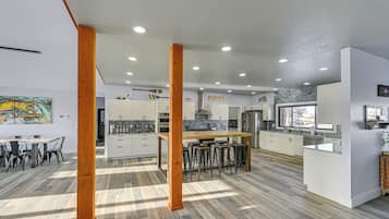 House (5 Bedrooms) | Interior