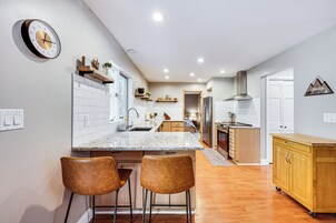 House (5 Bedrooms) | Interior