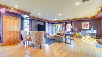 House (5 Bedrooms) | Interior