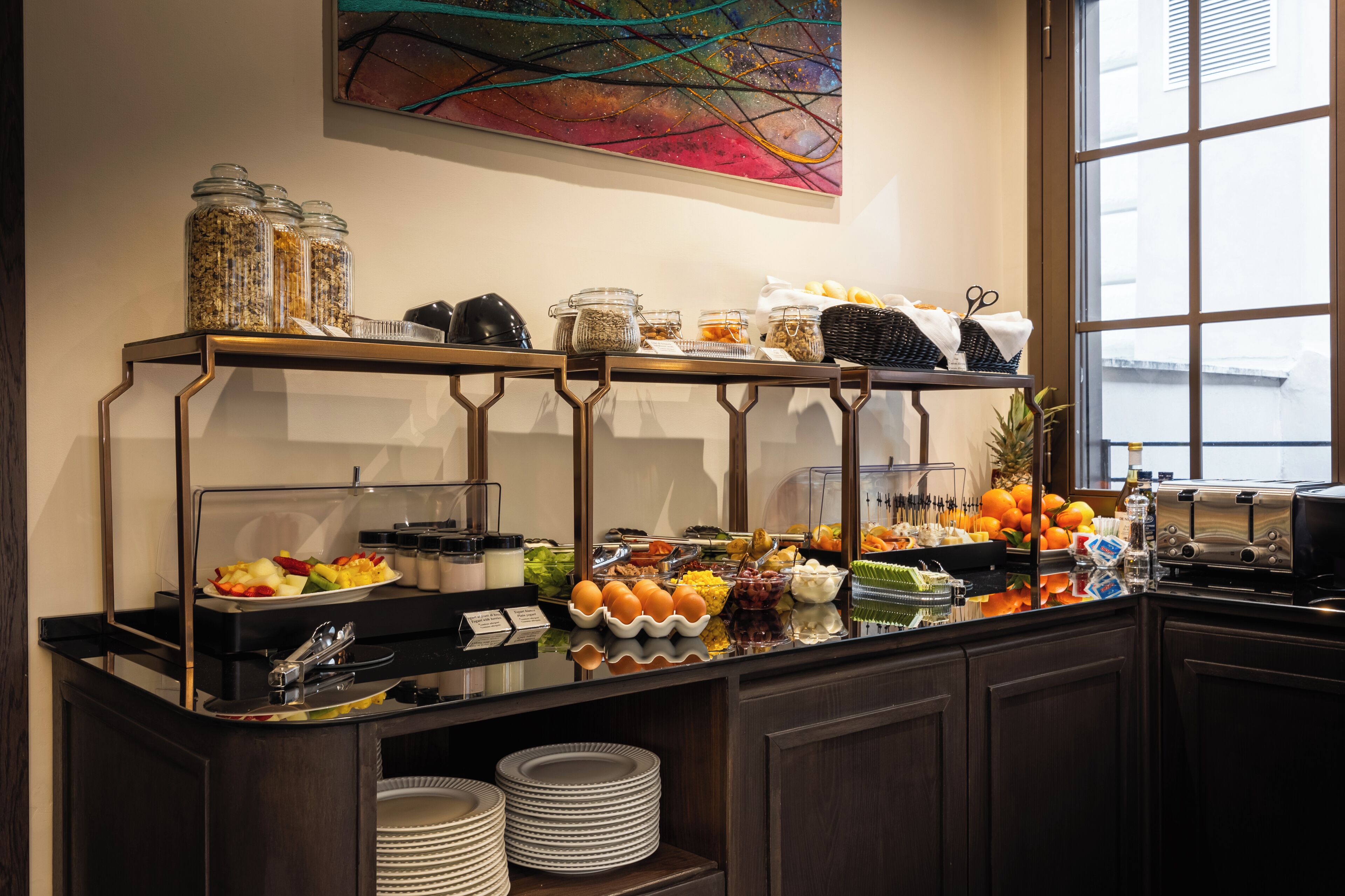 Petit déjeuner buffet servi les week-ends (15 EUR par personne)