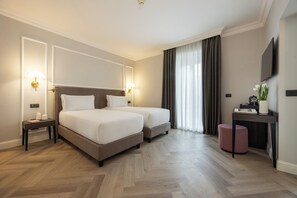 Superior Room | Down comforters, minibar, in-room safe, desk - Bh Hotel Dimora D'epoca (Rome)