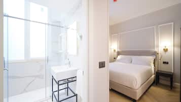 Classic Double Room | Bathroom | Shower, free toiletries, hair dryer, slippers