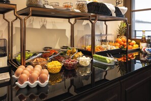 Buffet breakfast on weekends (EUR 15 per person) - Bh Hotel Dimora D'epoca (Rome)