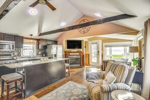 Cottage (2 Bedrooms) | Front of property - Walk to Beach: Water-view Abode in Portsmouth! (Portsmouth)