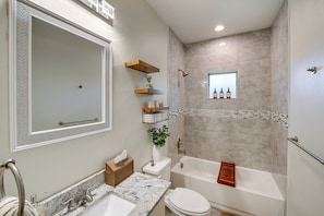 Interior - 10 Mi to Dtwn Dallas: Chic Home w/ Yard! (Dallas)