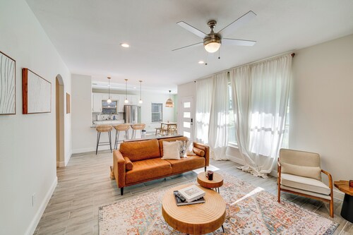 10 Mi to Dtwn Dallas: Chic Home w/ Yard!