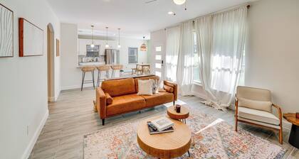10 Mi to Dtwn Dallas: Chic Home w/ Yard!