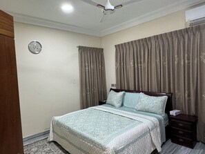 6 bedrooms, iron/ironing board, WiFi, bed sheets - B4 RENTALS, YOUR HOME (EAST LAGON)