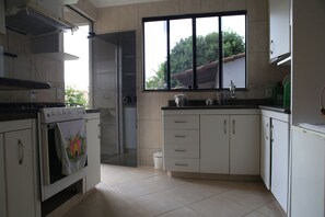 Private kitchen - Vicente Pires Holiday Home (Taguatinga)