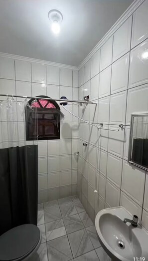 Shower - Cozy and spacious house, well ventilated. With barbecue grill (Nova Itanhaém - Praia Itanhaém)