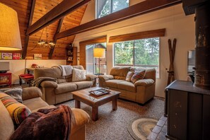 Una Smart TV, un reproductor de DVD, un futbolín, libros