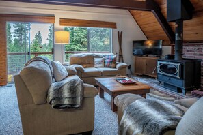 Smart-TV, DVD-spiller, fotballspill og bøker