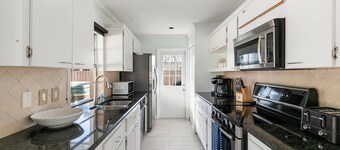 Bolero Oasis - Remodeled Kitchen in the heart if Naples - Heated Pool, Hot Tub,