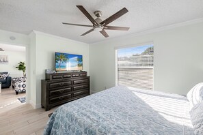 3 bedrooms, iron/ironing board, WiFi, bed sheets - Naples Retreat with Pool & Hot Tub (Naples)