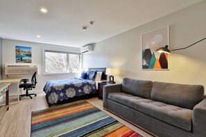 1 室のベッドルーム、デスク、アイロン / アイロン台、WiFi (無料)