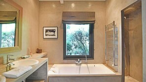 Een douche, een haardroger, zeep, shampoo