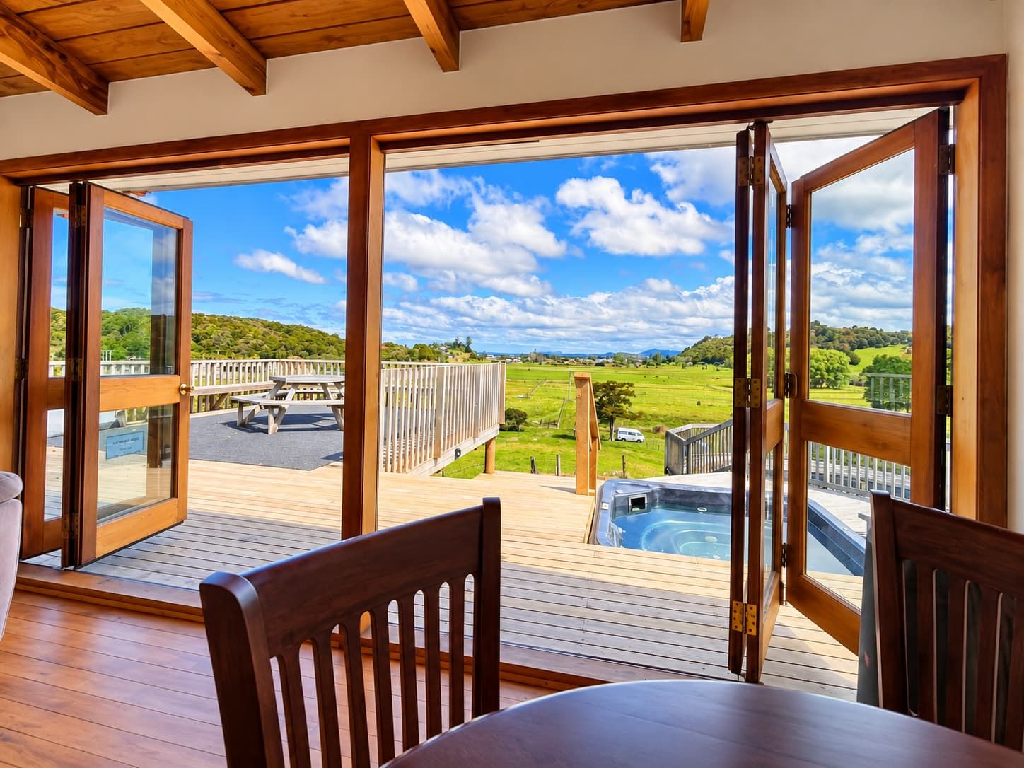 Outdoor dining with hot tub