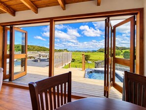 Outdoor dining with hot tub - Ngunguru Lodge - Holiday HQ (Ngunguru)