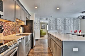 冷蔵庫、電子レンジ、オーブン、コンロ