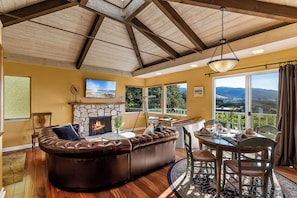 TV, fireplace - 3959 Hedgehog - Walk to Town and Beach, Ocean View (Carmel)