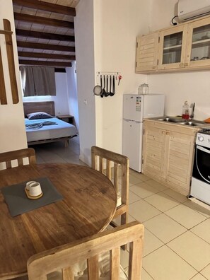 Basic Studio, Balcony, Sea View | Free cribs/infant beds, free rollaway beds, free WiFi, bed sheets - Wave Maze (Maio)