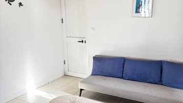 Studio cơ bản, ban công, quang cảnh một góc biển | Khu phòng khách