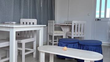 Studio, balcon, vue partielle sur la mer | Coin séjour