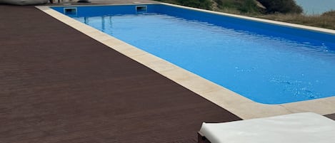 Piscina all'aperto, ombrelloni da piscina, lettini