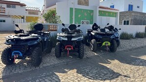 Three ATVs parked in front of a building with a green wall and a sign that reads "WAVE RAZE". - Wave Maze (Maio)