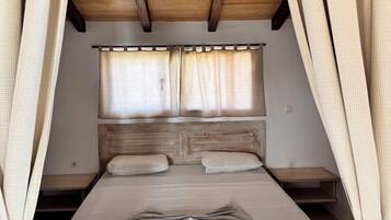 Studio, balcon, vue partielle sur la mer | Lits bébé (gratuits), lits pliants/supplémentaires gratuits