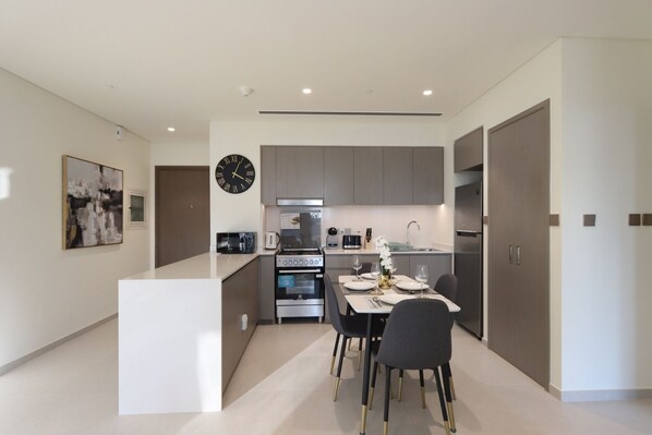 ثلاجة، ميكروويف، فرن، موقد طهي مسطح