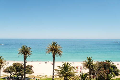 Apartment w Sea Views by Camps Bay Beach Kyanos