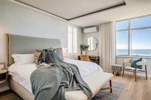 2 bedrooms, desk, Internet - Apartment w Sea Views by Camps Bay Beach Kyanos (Cape Town)