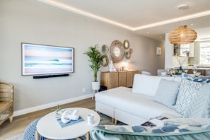 2 bedrooms, desk, Internet - Apartment w Sea Views by Camps Bay Beach Kyanos (Cape Town)