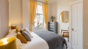 House | 8 bedrooms, desk