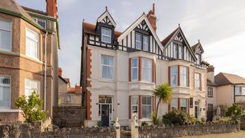 House | 8 bedrooms, desk