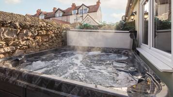 House | 8 bedrooms, desk