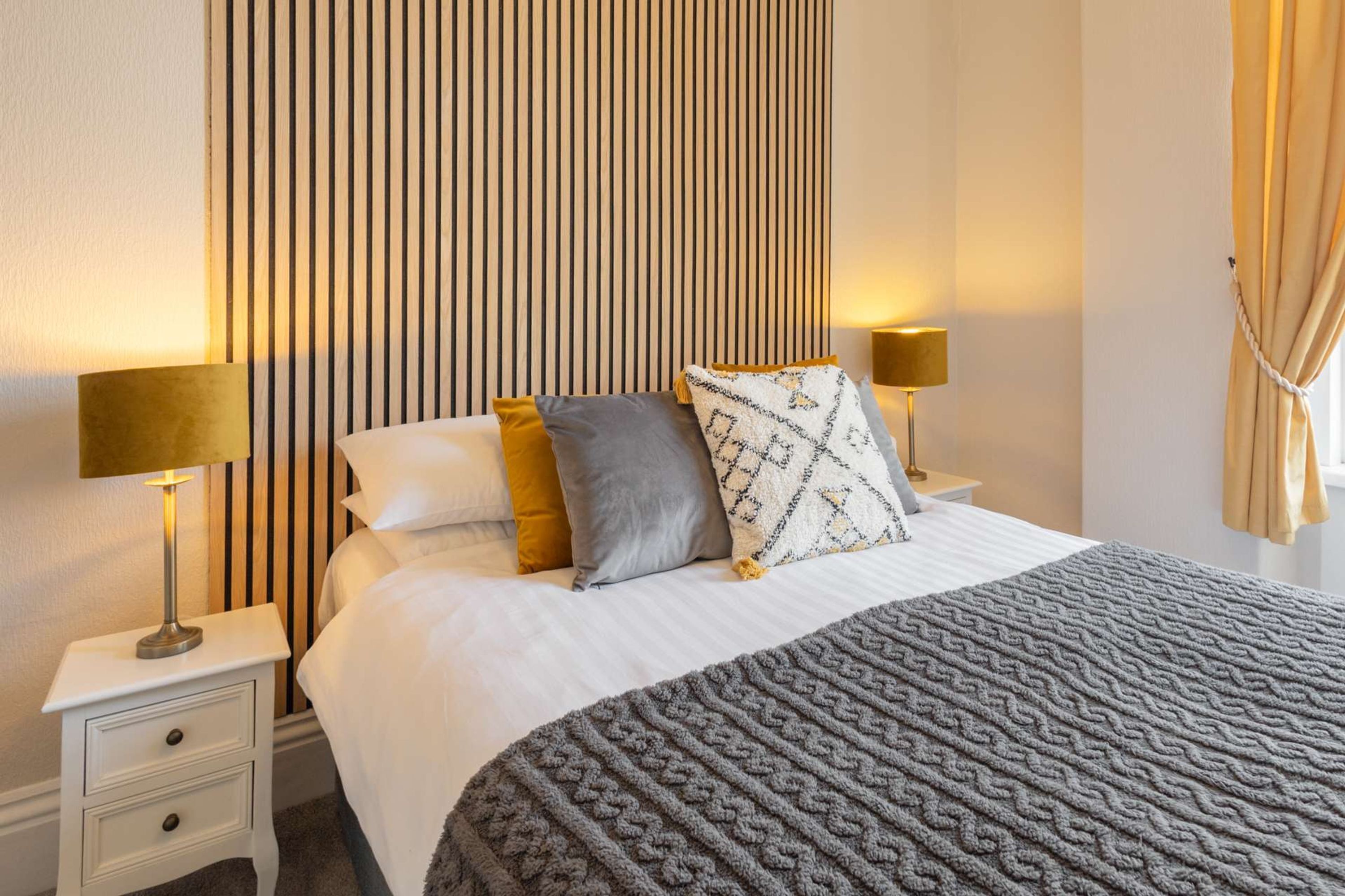 House | 8 bedrooms, desk