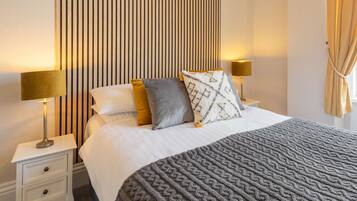 House | 8 bedrooms, desk