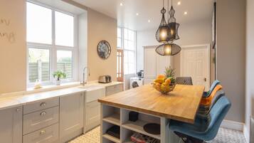 House | 8 bedrooms, desk