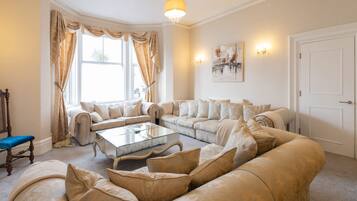 House | 8 bedrooms, desk